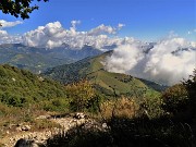 27 In uscita dal bosco si apre il panorama mentre il sole sta sollevando le nebbie 